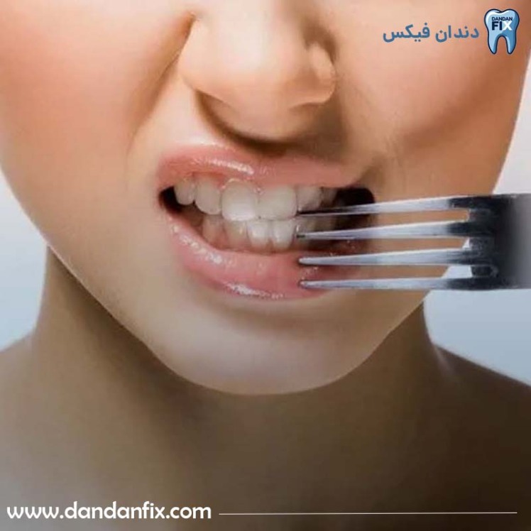 طعم فلز در دهان نشانه چیست؟ 12 علت طعم فلز در دهان